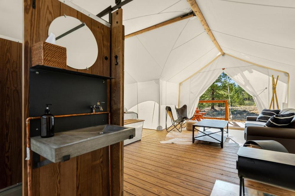 Suite with Kids Tent, Private Bathroom interior